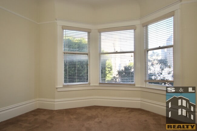 Building Photo - 459 Linden St