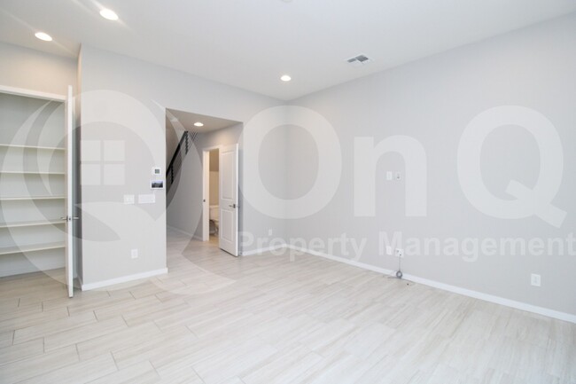 Building Photo - 901 S Smith Rd