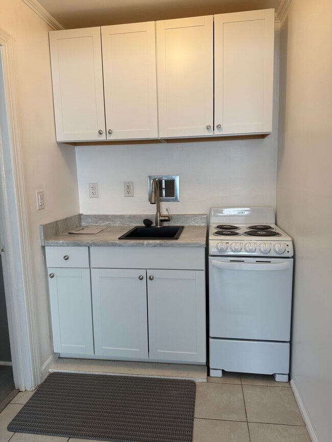 Building Photo - Studio available in the City of Williamsbu...