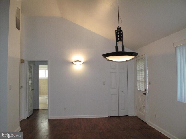 Building Photo - 6904 Southridge Dr