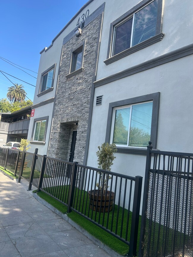 Building Photo - 430 E Acacia St