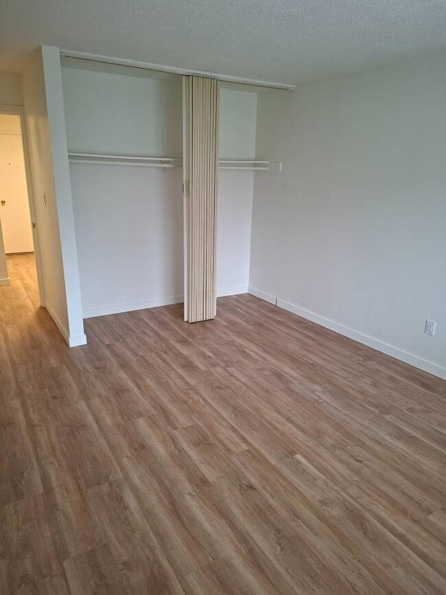 Photo du bâtiment - 1320 King Albert Ave