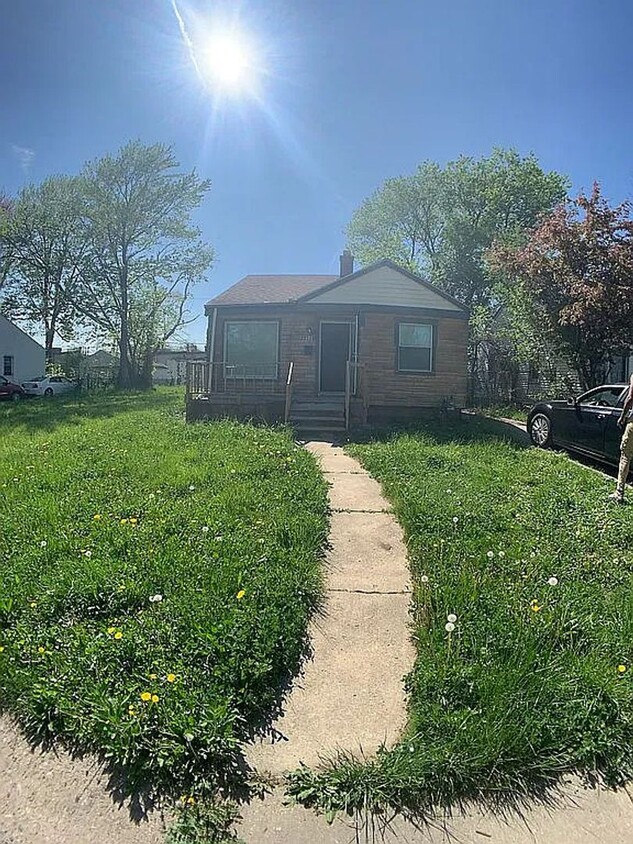 Foto principal - Beautifully Remodeled Home with New Window...