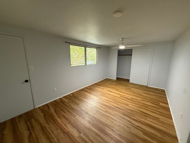 Building Photo - L147