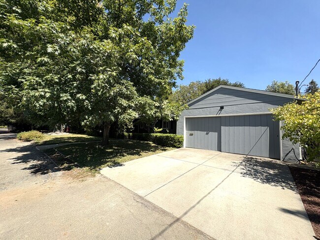 Foto del edificio - Charming 3BR/2BA Home in West Menlo Park