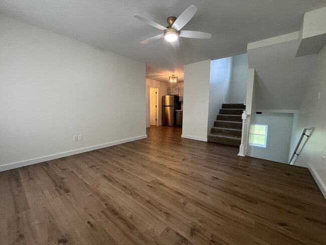 Building Photo - Nice Recently Renovated 3 Bedroom Duplex i...
