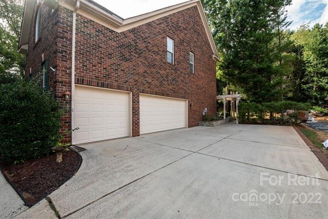 Building Photo - 908 Robinbrook Ln