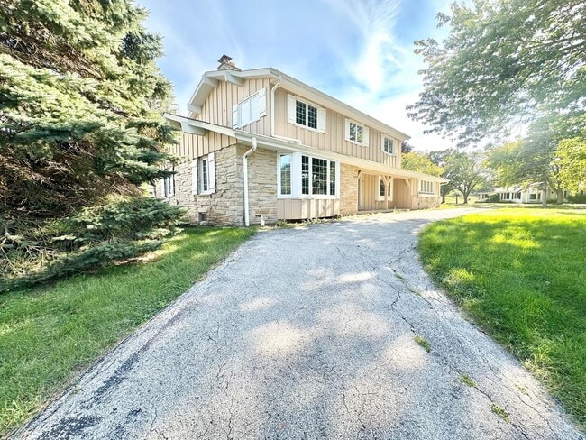 Building Photo - Desirable Mequon Home in Heart of Ville du...