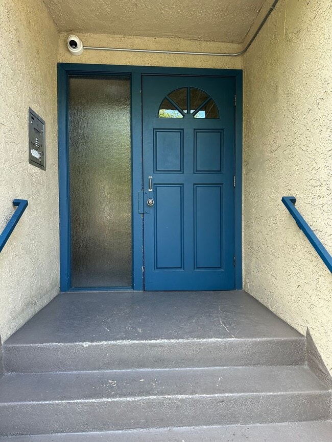 Building Photo - 3 Bedrooms and 3 baths condo unit in the heart of Sherman Oaks.