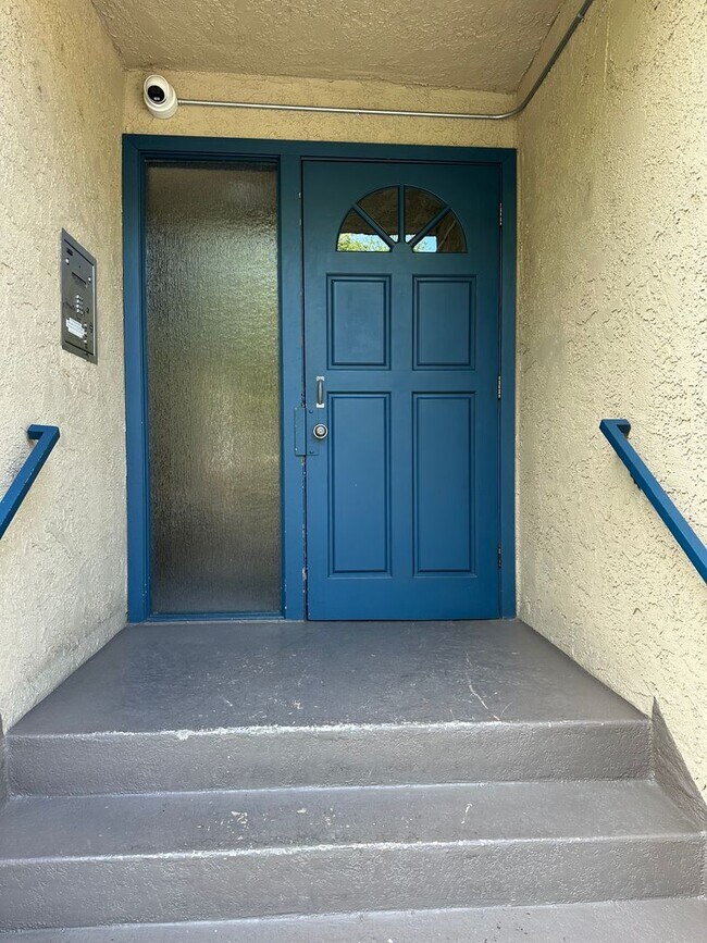 Foto del edificio - 3 Bedrooms and 3 baths condo unit in the heart of Sherman Oaks.