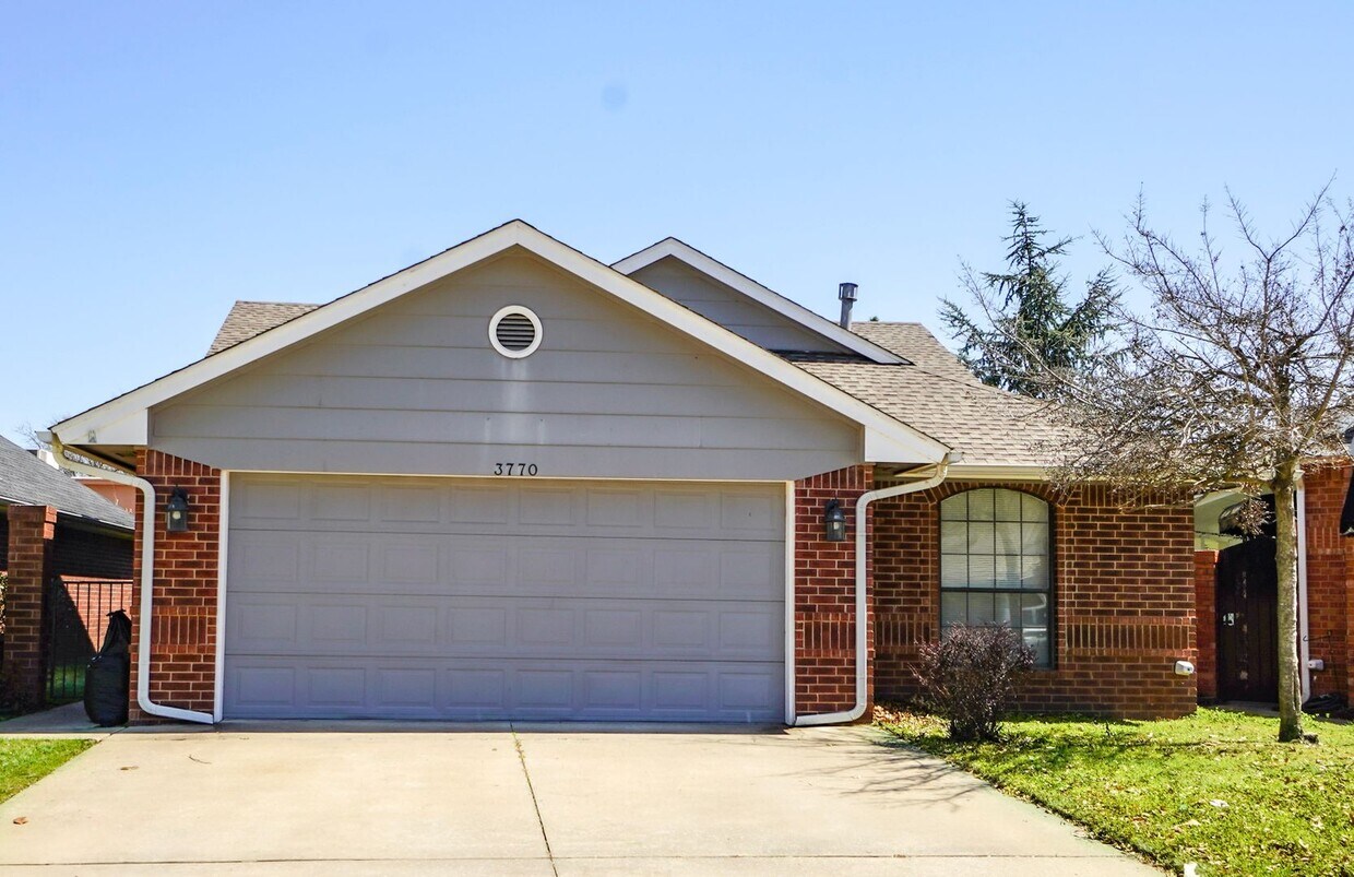 Primary Photo - Beautiful West Side Home