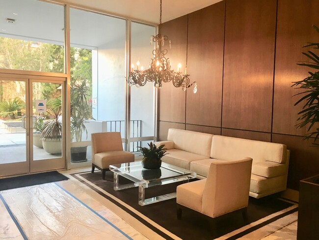 Lobby - 999 N Doheny Dr