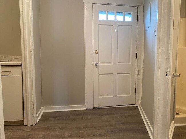 Building Photo - Spacious Renovated 1 Bedroom Apartment - 5...