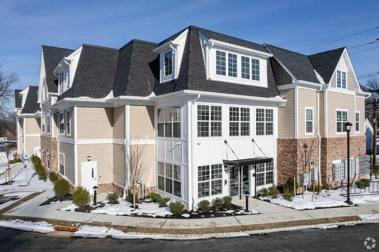 Kristal Falls Apartments in Little Falls, NJ