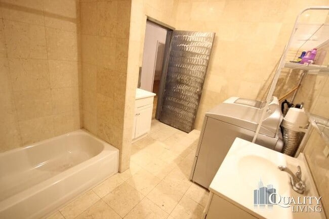 Building Photo - 4 bedroom in NEW YORK NY 10012