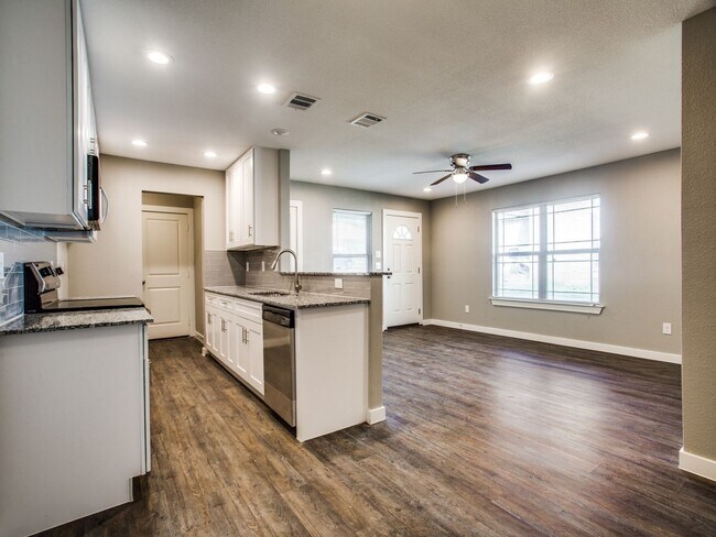 Foto del edificio - 8008-8010 Doreen Avenue