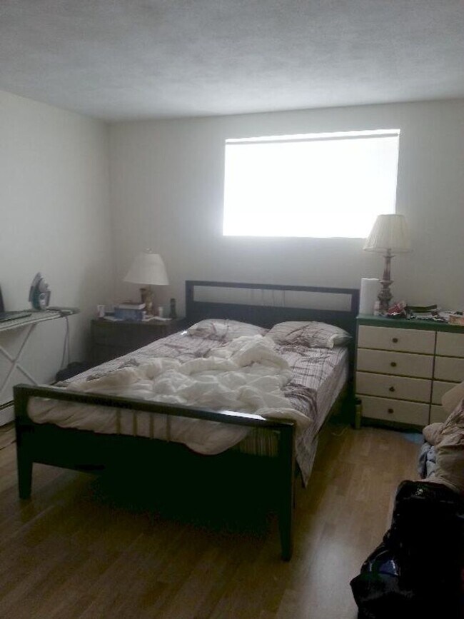 Building Photo - NO FEE!!   ALLSTON 1 BED WITH HEAT AND HOT...