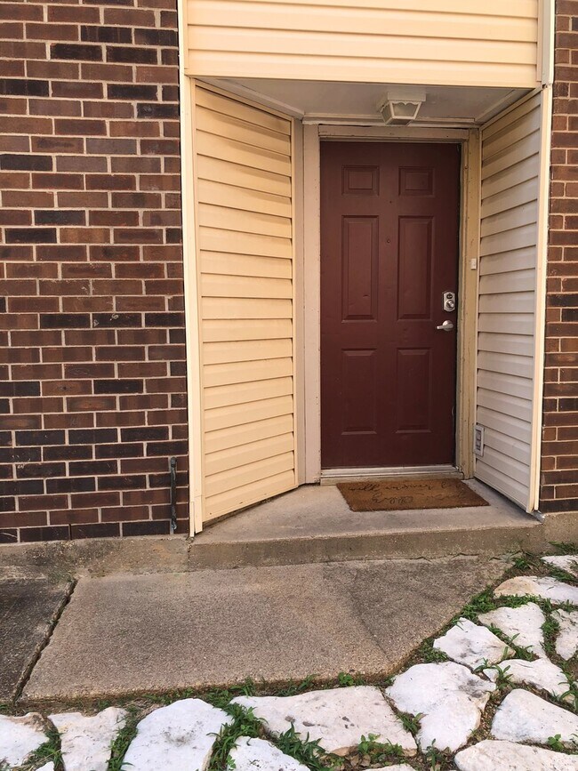 Foto del edificio - Charming 2-Bedroom Duplex in a Prime Location!