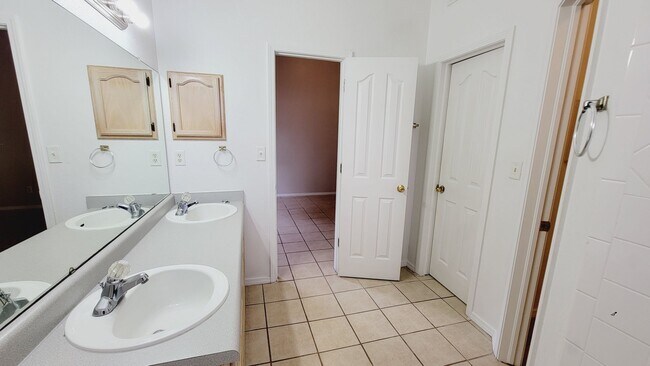 Foto del edificio - Recently painted 4 bedroom, 3 bath home in...