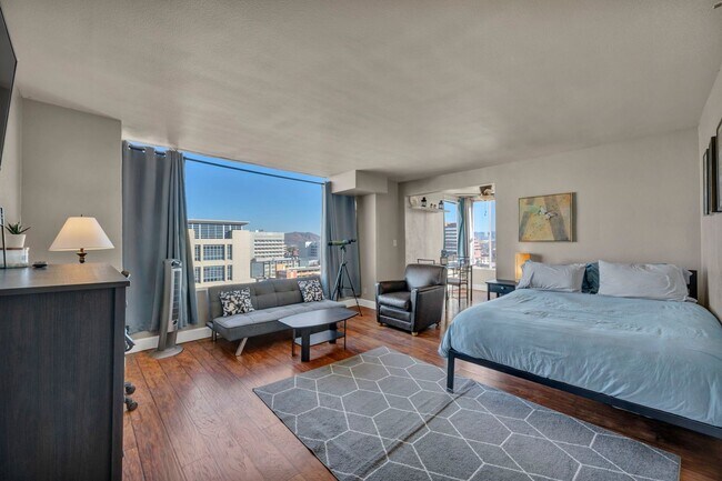 Foto del edificio - Fully Furnished Downtown Condo