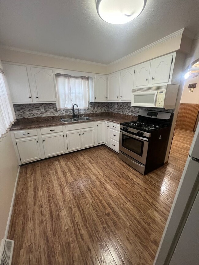 Building Photo - Northend Spacious 3 bedroom 1 bath with Large accessible ramp!