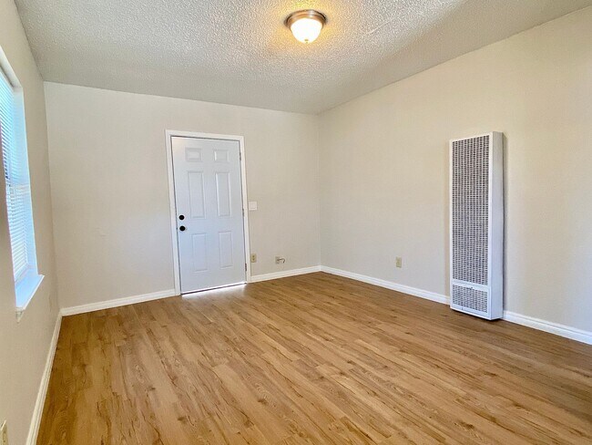 Building Photo - Newly Remodeled 2 Bed, 1 Bath Apt in Near ...