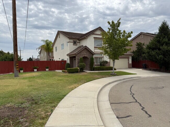 Building Photo - Gorgeous 5 Bedroom, 3 Bathroom Home With a Pool in perfect Tracy Location