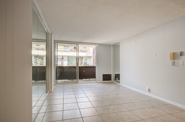 Building Photo - 117 S Doheny Dr