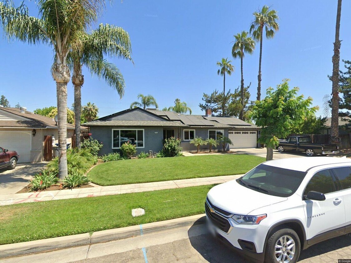 Foto principal - 3 Bedroom / 1.5 Bathroom with pool for ren...