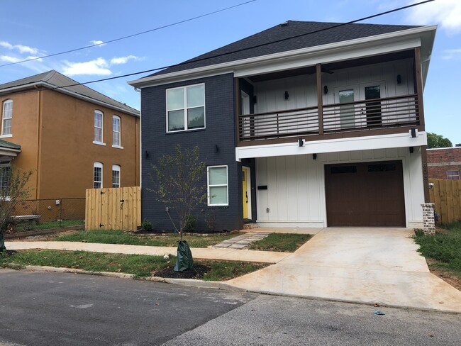 Building Photo - 808 Magnolia St