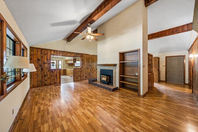 Foto del edificio - 290 Lazy Creek Rd