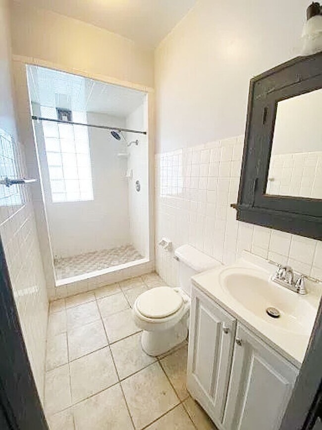 Foto del edificio - 2407 N Frederick Ave