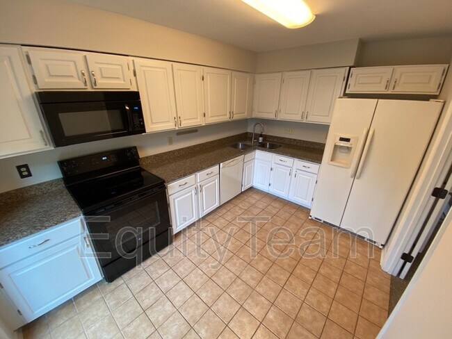 Building Photo - 9133 Dominion Cir