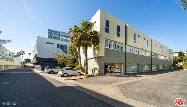 Foto del edificio - 310 Washington Blvd