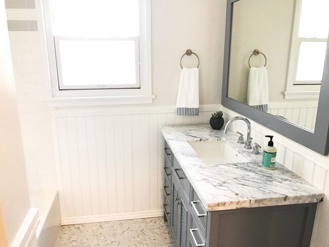 Foto del edificio - 1257 S Cloverdale Ave