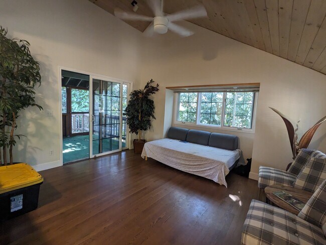 Family room with screened patio - 4320 Watkins Dr