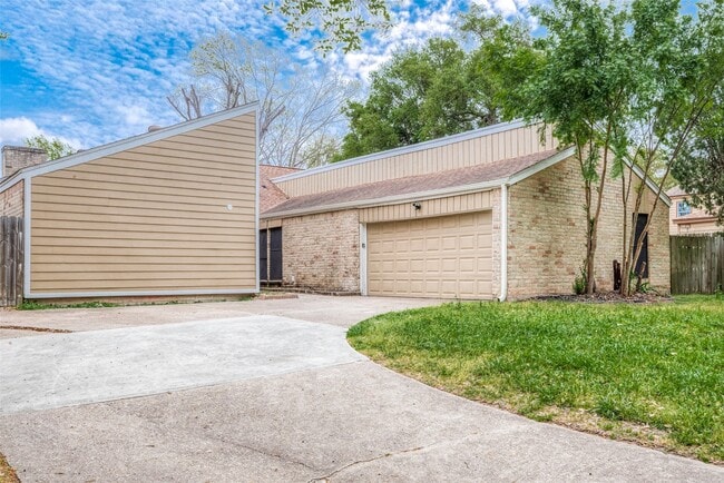 Foto del edificio - 15910 Tumbling Rapids Dr