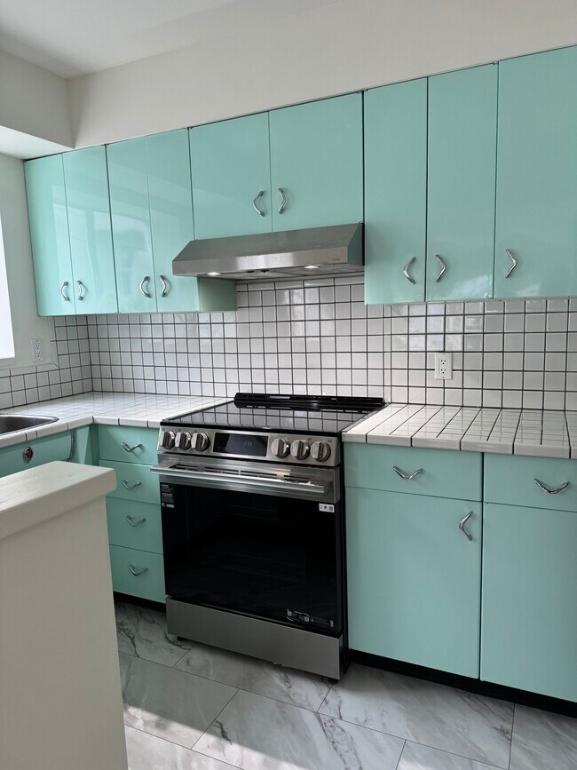 Kitchen - 2469 Cornwall Av