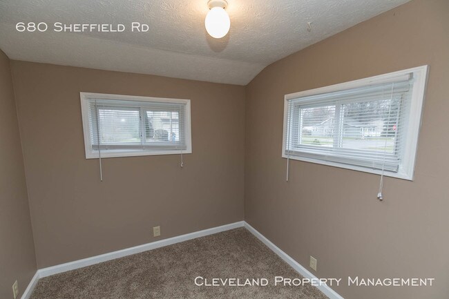 Building Photo - Cozy Sheffield Lake Home