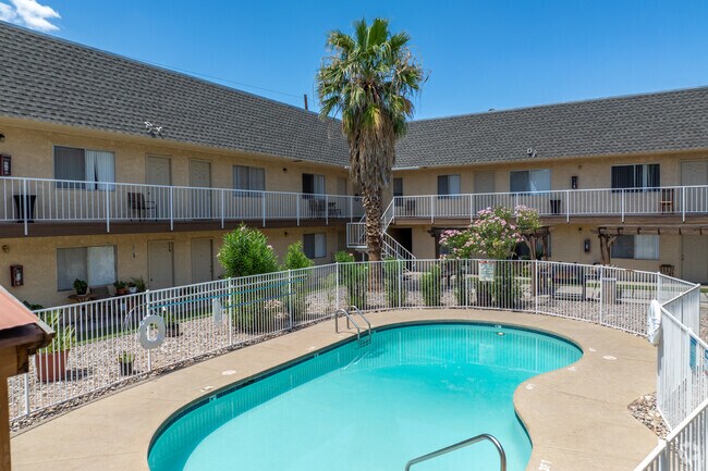 Piscina - Kelso Vista Apartments