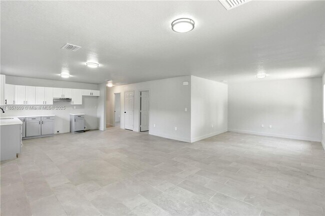 Foto del edificio - 861 NW 6th Ave