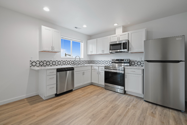 Building Photo - 2631 W Marina Dr
