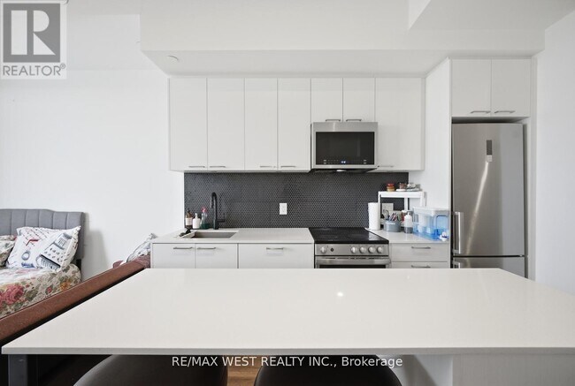 Photo du bâtiment - 1808 St Clair Ave W
