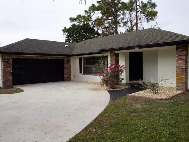 Building Photo - 1507 Hollyhock Rd