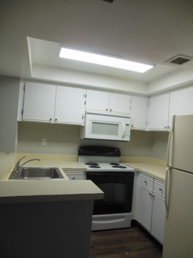 Foto del edificio - ONE BEDROOM ONE BATHROOM !! WATERFRONT COM...