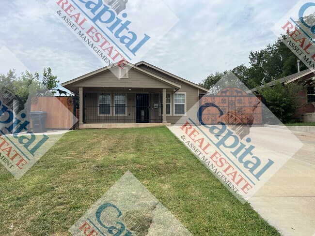 Building Photo - Spacious 3 Bedroom