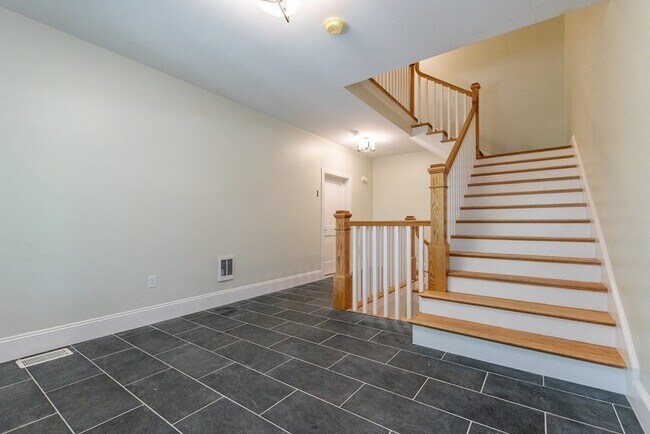 Building Photo - 424 Newtonville Ave