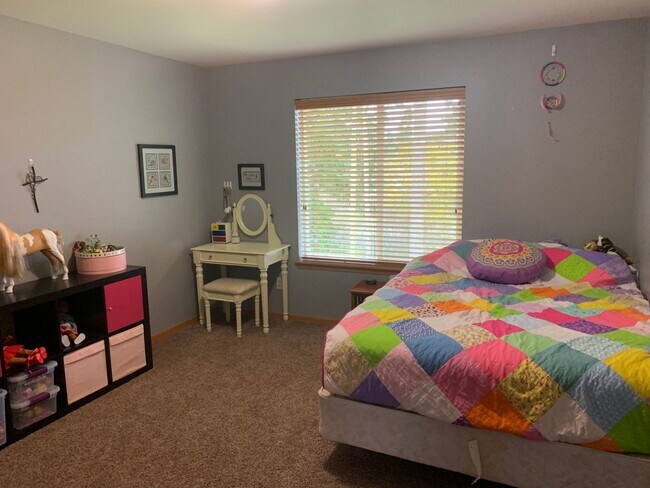 Building Photo - Modern and stylish 3 bedroom home in Lovely Neighborhood