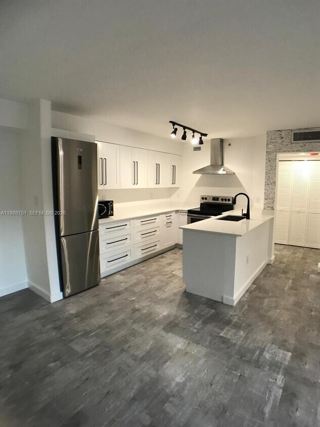 Foto del edificio - 751 N Pine Island Rd