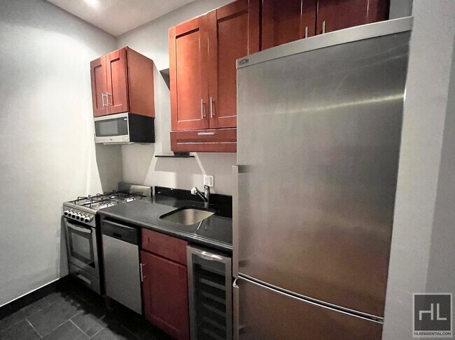 Foto del edificio - No Fee! Renovated 2 Bedroom with in-unit W...